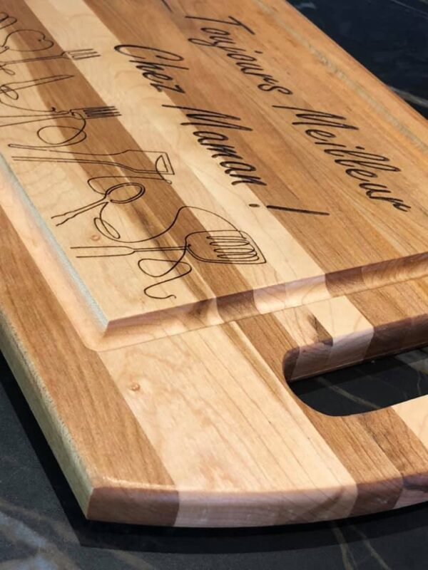 Planche à découper avec poignée fait de bois franc en érable 100% canadien. Gravure au laser personnalisée