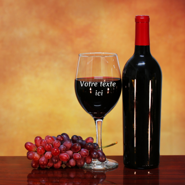 Gravure sur verre à vin personnalisée avec un message ou logo