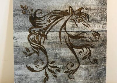 Cheval magnifique gravé sur bois de grange gris rustique